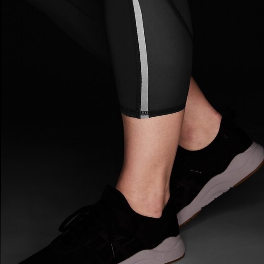 Athleta lightning stash pocket Capri - Picture 4 of 13